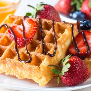 Waffles con frutas de estación